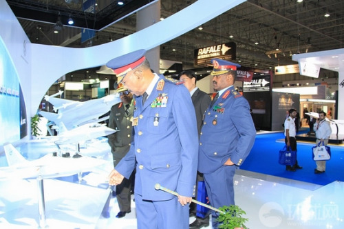 蘇丹防長(zhǎng)駐足觀看中國(guó)梟龍獵鷹 蘇丹防長(zhǎng)駐足觀看中國(guó)梟龍獵鷹