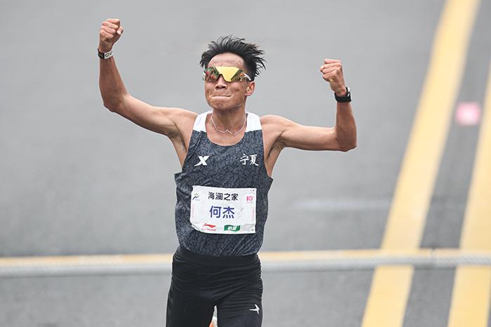 2小時(shí)06分57秒！何杰打破全國(guó)馬拉松紀(jì)錄