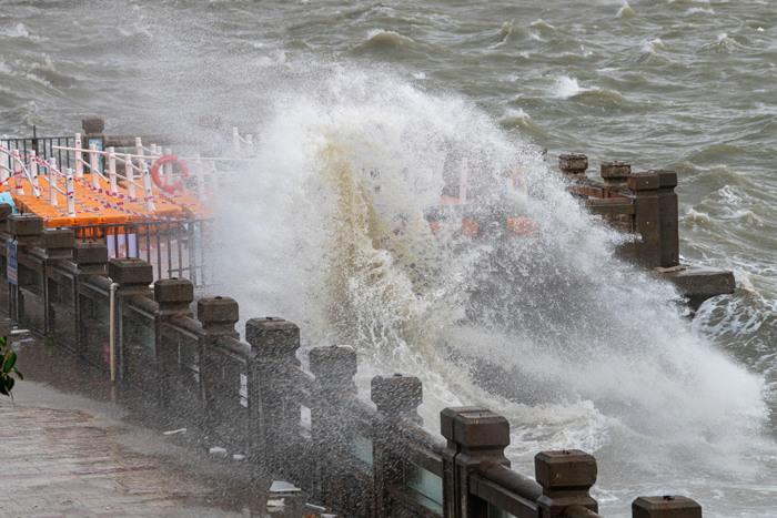 “麥德姆”致廣西北?？耧L驟雨 巨浪翻涌