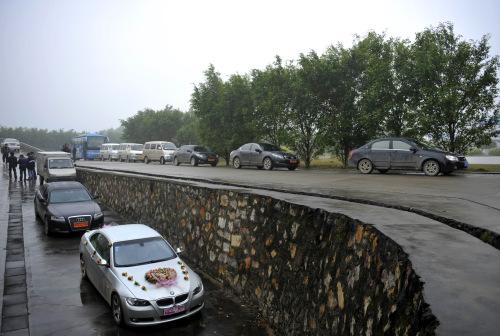 新娘結(jié)婚前8天遇害新郎抱遺照殯儀館辦婚禮