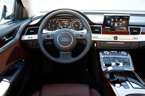 豪華車的準(zhǔn)則 海外試駕2011款?yuàn)W迪A8