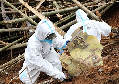 武警官兵分批次、分區(qū)域搜索